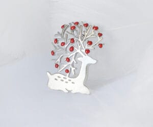 The silver deer brooch, enamel-embellished with red fruits, shows the tranquility and abundance by the stream and is suitable for both festivals and daily wear.