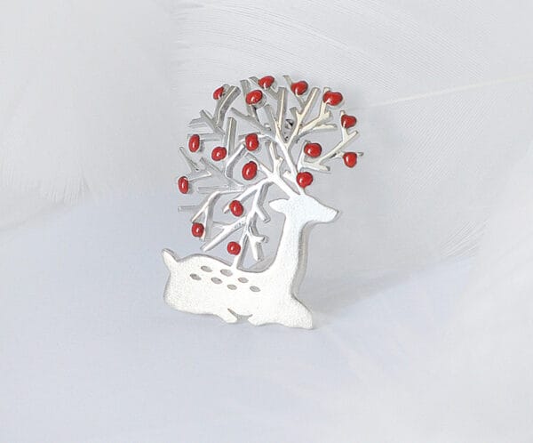 Deer beside the stream The silver deer brooch, enamel-embellished with red fruits, shows the tranquility and abundance by the stream and is suitable for both festivals and daily wear.
