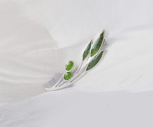 The silver green olive brooch with fruits decorated with green enamel symbolizes peace and harvest and is suitable for wearing on all occasions.