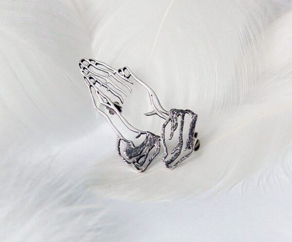 The hand of prayer The silver brooch, inspired by Dürer's paintings, shows the elegance and sacredness of praying hands and is suitable for art lovers.