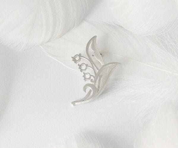 lily The "Lily of the Valley" silver brooch is elegant and pure, waiting for happiness to return.