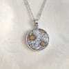 The hand-painted enamel daisy necklace features an exquisite flower pendant and an elegant chain, showcasing a unique artistic style and natural beauty.