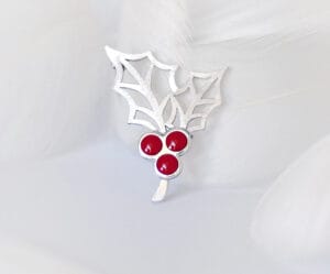 The holly berry brooch decorated with silver and red enamel embodies the vitality and warmth of winter and is suitable for festive wear or daily decoration.