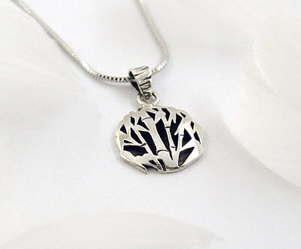 Lush bamboo garden The silver necklace "Lush Bamboo Garden" shows the design of green bamboo, symbolizing the tenacity of life and reflecting Chinese traditional culture.