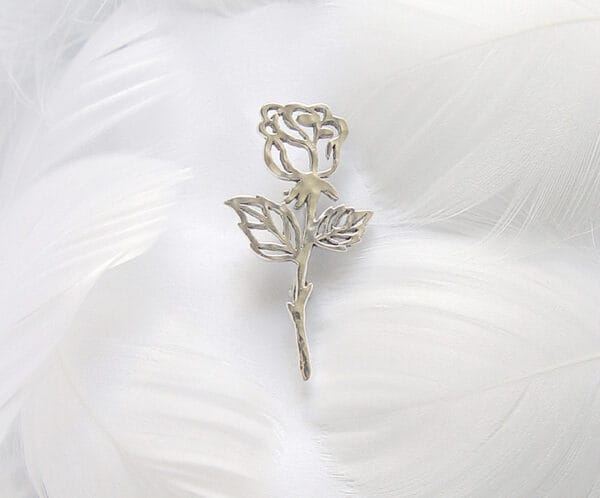 Sharon rose The silver Rose of Sharon brooch features an exquisite floral design and elegant details. It is suitable for all occasions and adds a touch of romance to any outfit.