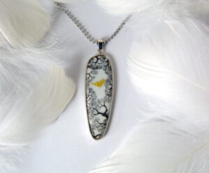 The "Wings of the wind" silver hand-painted enamel jewelry shows an eagle flying freely in the sky, a design that embodies strength and freedom
