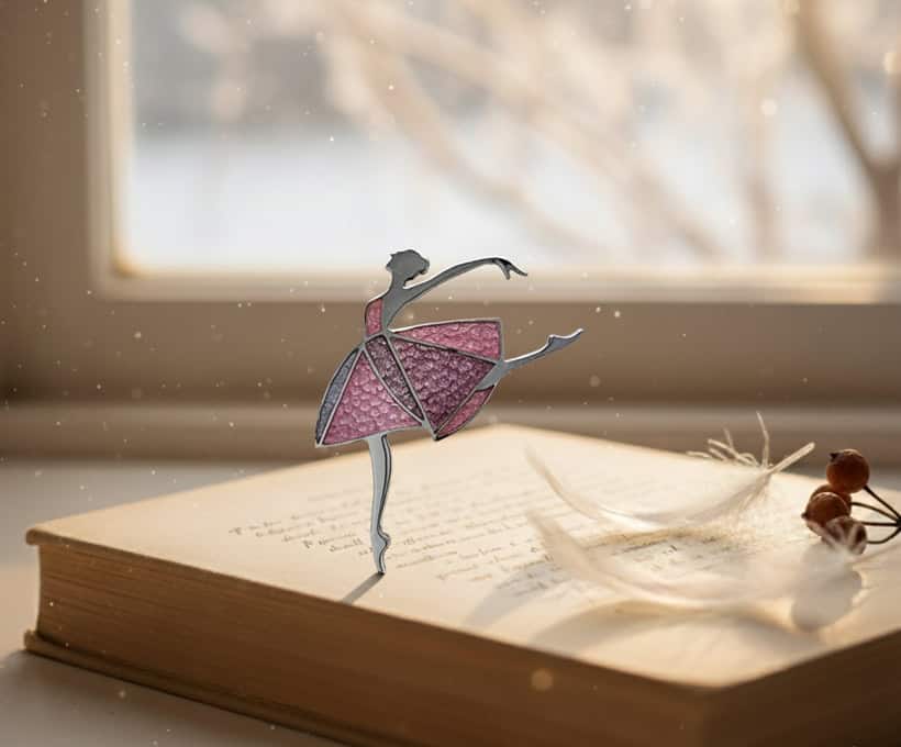 Life’s Rhythm Captured in Enamel|Dancing Moments 1 Handmade Jewelry Enamel Art Handmade Jewelry Enamel Art  2. 图像二:Dancing MomentsB.jpg (场景图 / 书本和窗户) 关键词: Dancing Moments, Ballerina Brooch, Scene, Open Book, Winter Light, Snow, Freedom. Alt Text:
