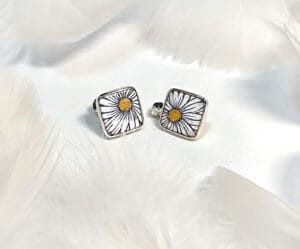 Perfect for everyday wear or special occasions, these hand-painted enamel stud earrings showcase a delicate daisy flower design that exudes natural elegance and artistry.