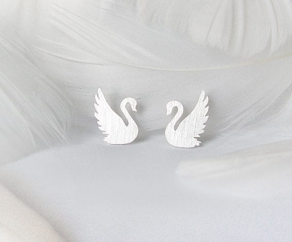 A pair of hand-made silver white swan-shaped earrings, the elegant design shows exquisite craftsmanship and unique style.