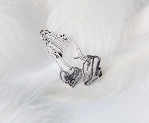 The silver brooch, inspired by Dürer's paintings, shows the elegance and sacredness of praying hands and is suitable for art lovers.