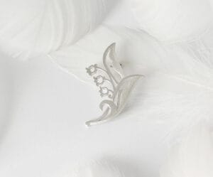 The "Lily of the Valley" silver brooch is elegant and pure, waiting for happiness to return.