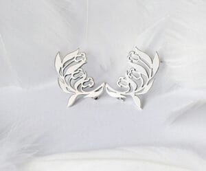 A pair of graceful bluebell brooches, showcasing delicate floral design and exquisite craftsmanship, are suitable for wearing on all occasions and adding a touch of freshness to any outfit.
