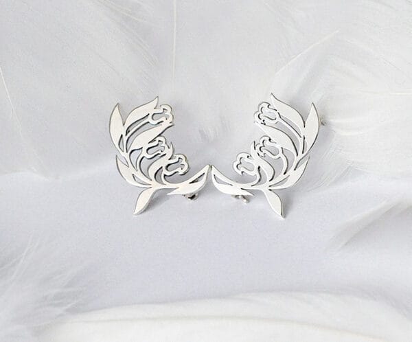 A pair of graceful bluebell brooches, showcasing delicate floral design and exquisite craftsmanship, are suitable for wearing on all occasions and adding a touch of freshness to any outfit.