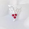 The holly berry brooch decorated with silver and red enamel embodies the vitality and warmth of winter and is suitable for festive wear or daily decoration.