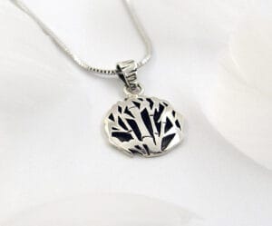 The silver necklace "Lush Bamboo Garden" shows the design of green bamboo, symbolizing the tenacity of life and reflecting Chinese traditional culture.