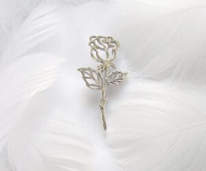 The silver Rose of Sharon brooch features an exquisite floral design and elegant details. It is suitable for all occasions and adds a touch of romance to any outfit.