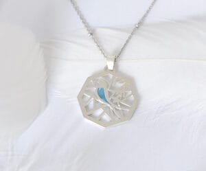 The silver necklace features a swallow, a symbol of love and good life, conveying a peaceful and elegant mood.
