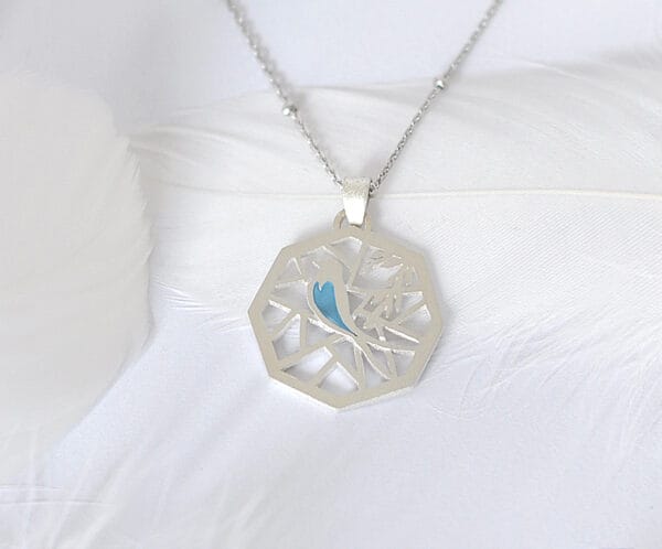 The silver necklace features a swallow, a symbol of love and good life, conveying a peaceful and elegant mood.