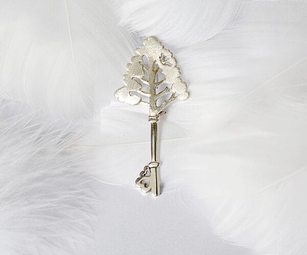 The silver key brooch, designed as a lush tree, symbolizes the prosperity and connection of life. It is suitable for wearing on various occasions and adds a unique personality.